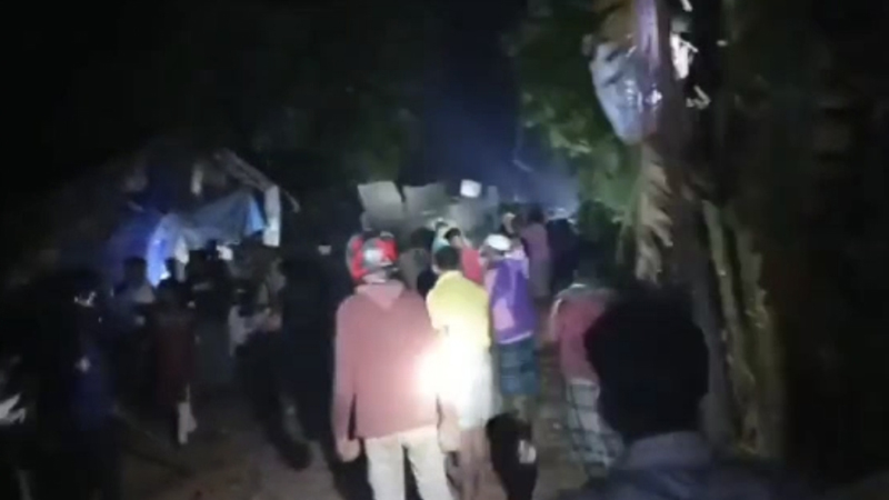 মুরগি চুরিকে কেন্দ্র করে দুই গ্রামের মধ্যে সংঘর্ষ